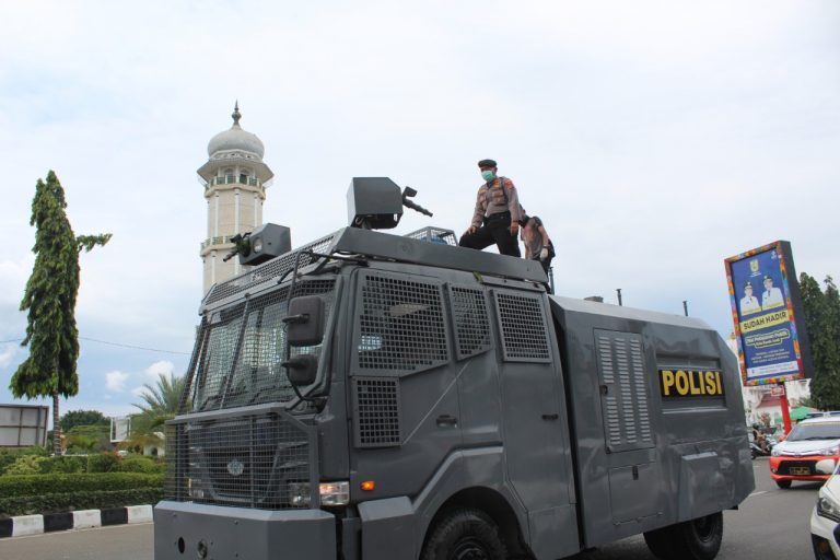 Armada Water Cannon Siram Disinfektan ke Jalan Raya