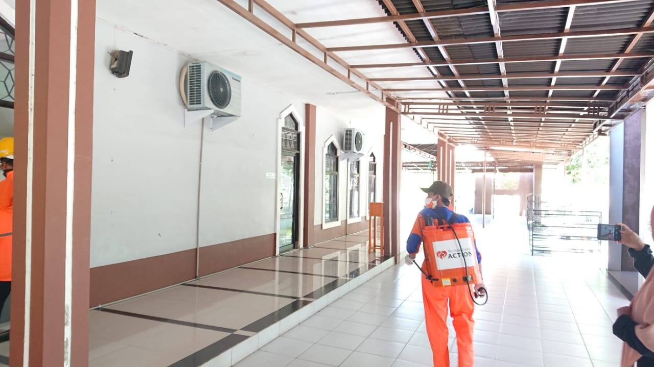 Cegah COVID-19, Rumah Zakat Semprot Disinfektan Masjid FarhuQARIB UIN