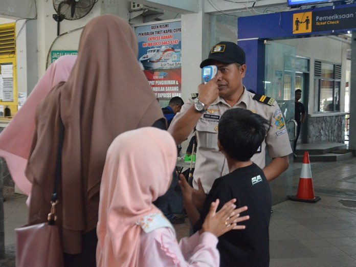 KKP Banda Aceh Periksa Suhu Tubuh Penumpang di Pelabuhan Ulee Lheu