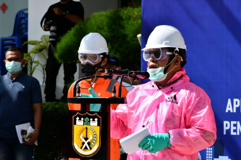 Pakai Hazmat Pink, Wali Kota Pimpin Penyemprotan Covid-19