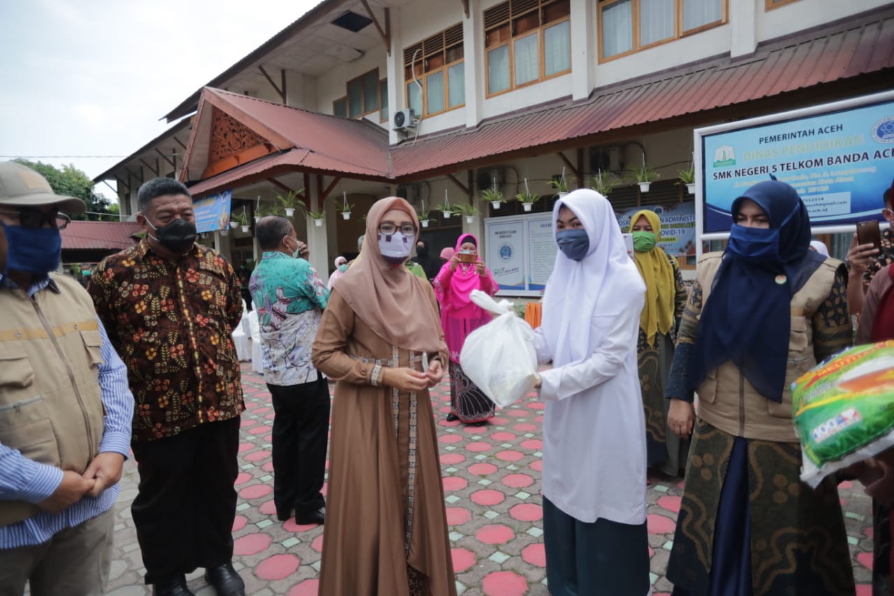 Istri Plt Gubernur Bagi Sembako untuk Pelajar Kurang Mampu