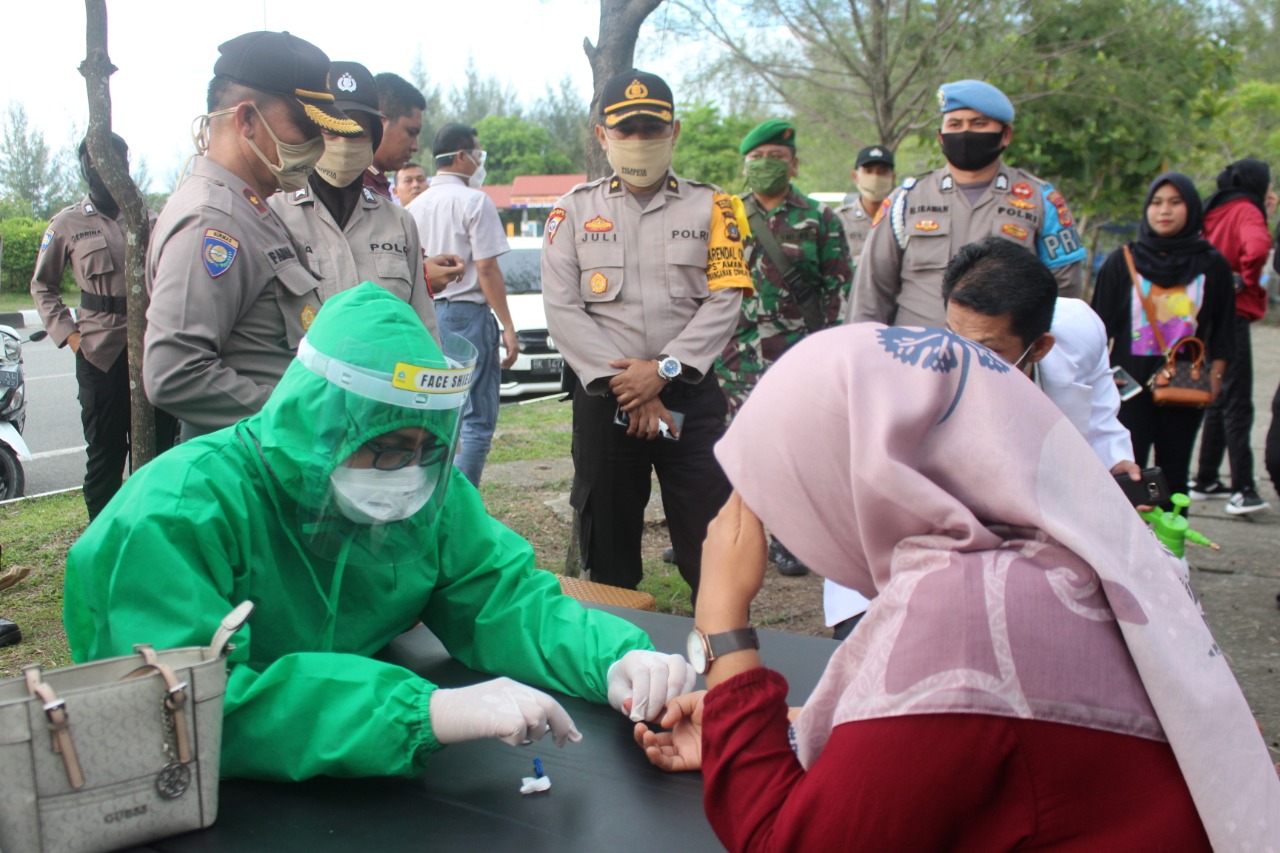 Pengunjung Kawasan Wisata Ulee Lheue Diperiksa Rapid Test
