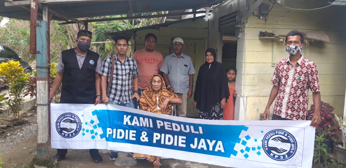 Nek Salmiah Terharu Terima Bantuan Kursi Roda