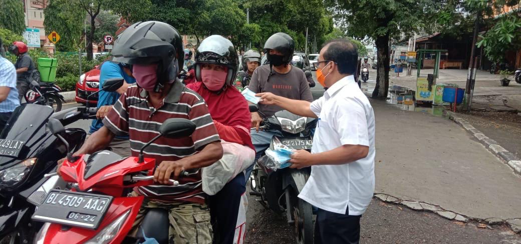 Pejabat Pemerintah Aceh Bagi 2.000 Masker untuk Penguna Jalan