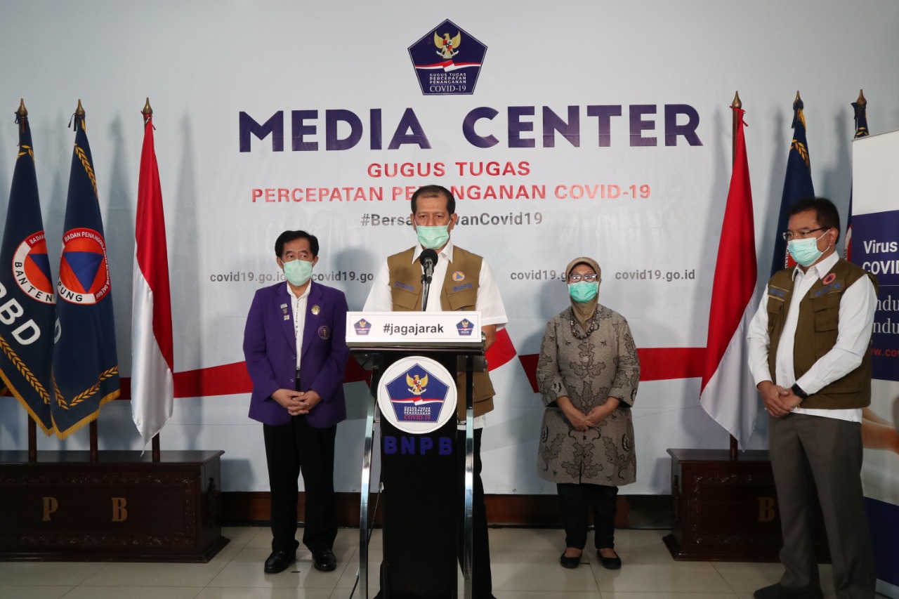 Gugus Tugas COVID-19 Serahkan 7.000 APD ke Dokter Gigi dan Spesialis THT