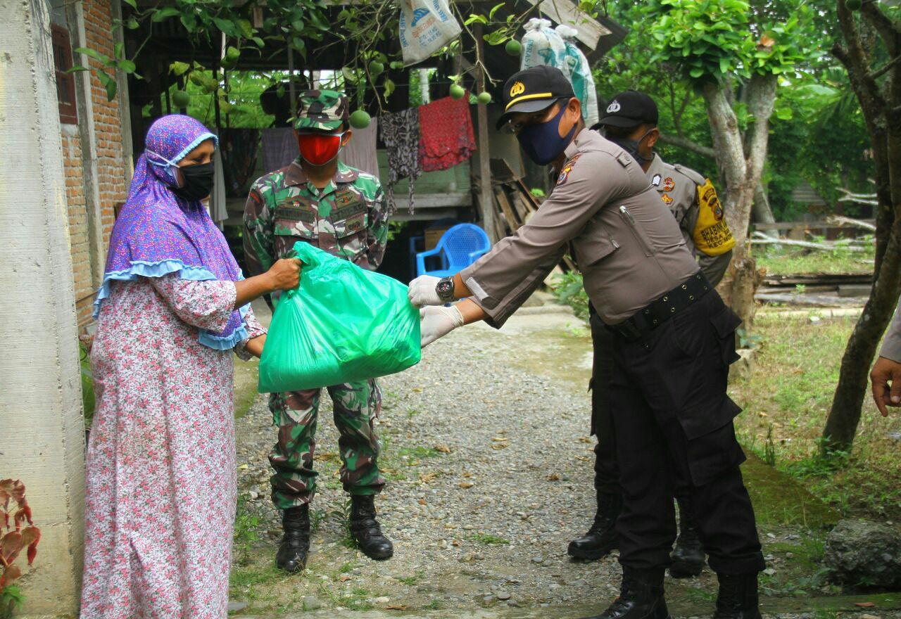 Polda Aceh dan Kodam IM Bagi Sembako untuk Kaum Dhuafa
