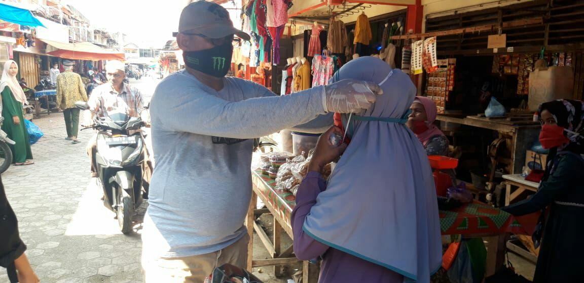 Relawan Pijay Gleeh dan MRI Bagikan Masker Gratis