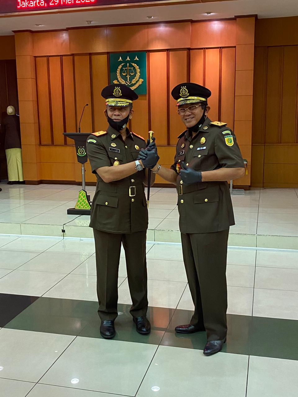 Serah terima jabatan Kajati Aceh dari Irdam SH MH (kanan) kepada Dr. Muhammad Yusuf SH MH (kiri) usai pelantikan dan pengambilan sumpah jabatan yang dipimpin Jaksa Agung ST Burhanuddin di Gedung Kejaksaan Agung RI, Jakarta, Jum'at (29/5)