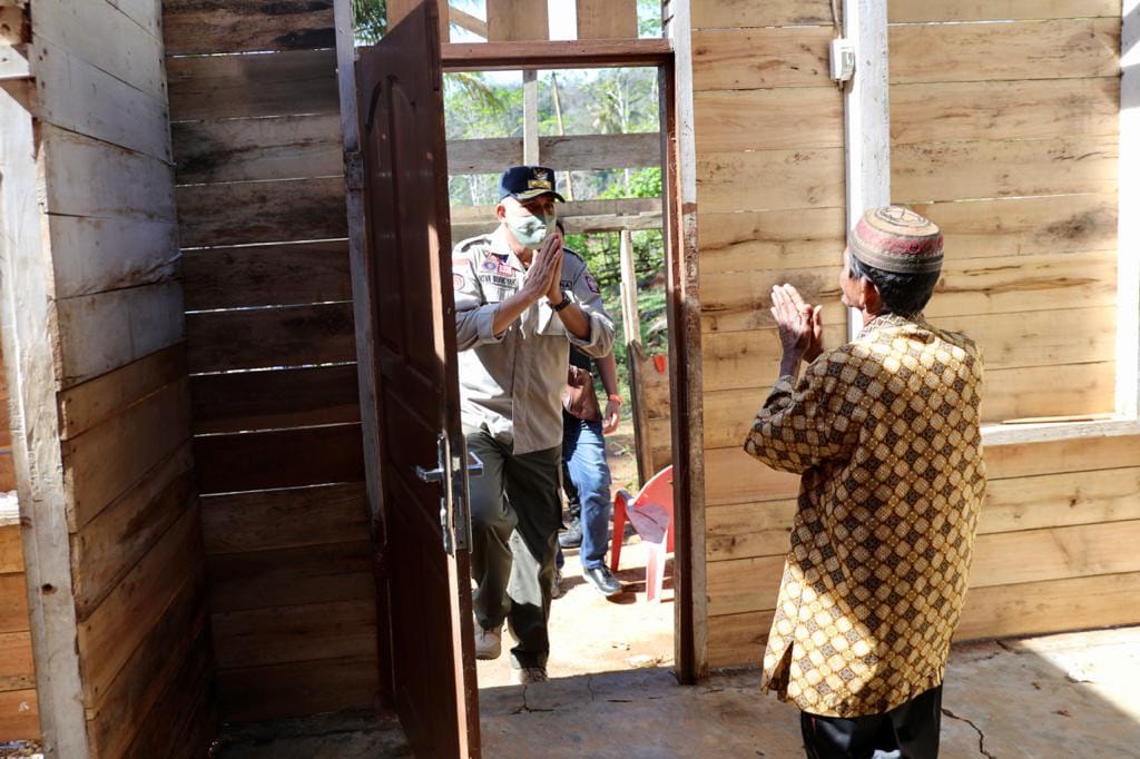 Plt. Gubernur Aceh Nova Iriansyah, saat meninjau rumah korban puting beliung di Pulo Aceh, Aceh Besar, Jum'at | INFOACEH.net Nova: Kita Terlalu Banyak Kesalahan