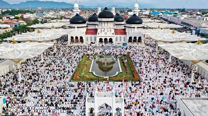 Ribuan jamaah mengikuti pelaksanaan ibadah salat Ied berjamaah pada Hari Raya Idulfitri 1441 Hijriah di Masjid Raya Baiturrahman Banda Aceh.
