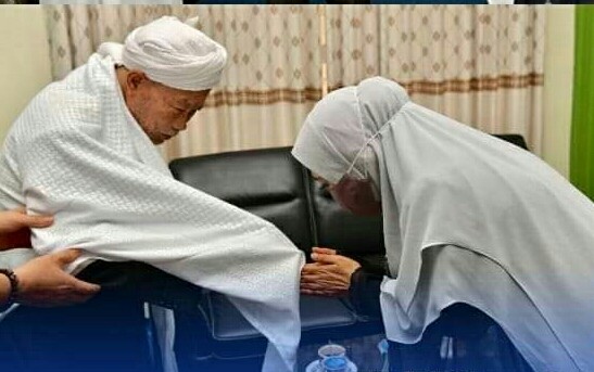 Wakil Ketua Gugus Tugas Covid-19 Aceh, Dyah Erti Idawati bersilaturrahmi dengan ulama kharismatik Aceh yang juga Pimpinan Dayah Darul Munawwarah Kuta Krueng Kecamatan Bandar Dua, Pidie Jaya, Abu Usman Kuta Krueng, Kamis (4/6).