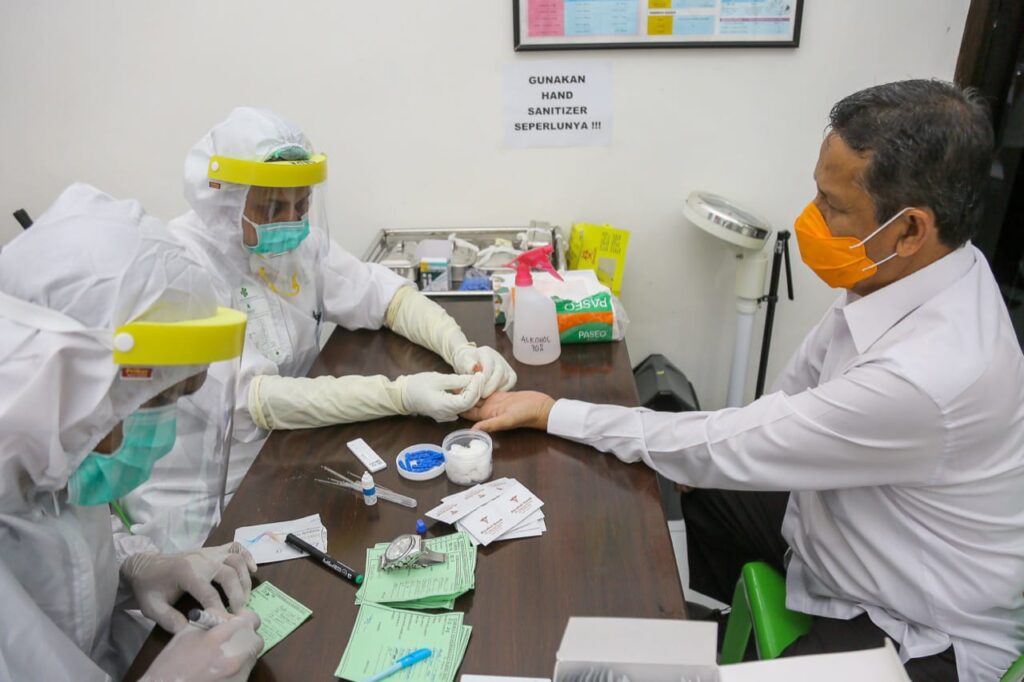 Asisten III Bidang Administrasi Umum Setda Aceh, Bukhari, menjalani rapid test di Klinik Kantor Gubernur Aceh, Rabu (1/7)