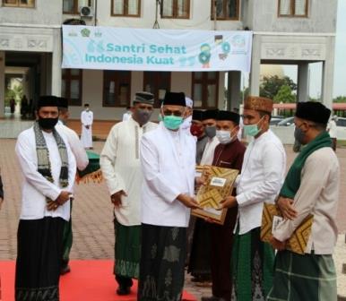 Bupati Bireuen Muzakkar A Gani menyerahkan izin operasional Ma'had Aly untuk tiga dayah pada upacara Hari Santri Nasional ke-6 di Bireuen, Kamis (22/10)