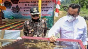 Asisten II Setda Aceh, Teuku Ahmad Dadek bersama Bupati Aceh Barat, Ramli MS meresmikan rumah Komunitas Adat Terpencil (KAT) untuk warga Gampong Sikundo, Aceh Barat, Sabtu (24/10)