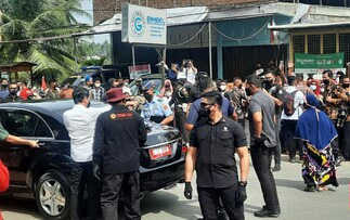 IMG-20210916-WA0039 | INFOACEH.net Warga Berkerumun Rebutan Baju yang Dibagikan Jokowi di Aceh Besar