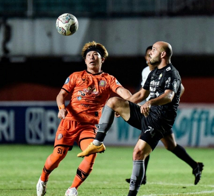 Laga Persiraja Banda Aceh vs Persib Bandung dalam pertandingan lanjutan pekan ke-13 Liga 1 2020-2021 yang berlangsung di Stadion Maguwoharjo, Sleman, Yogyakarta Rabu (24/11) malam. Skuad Maung Bandung menang dengan skor telak 4-0 atas Laskar Rencong