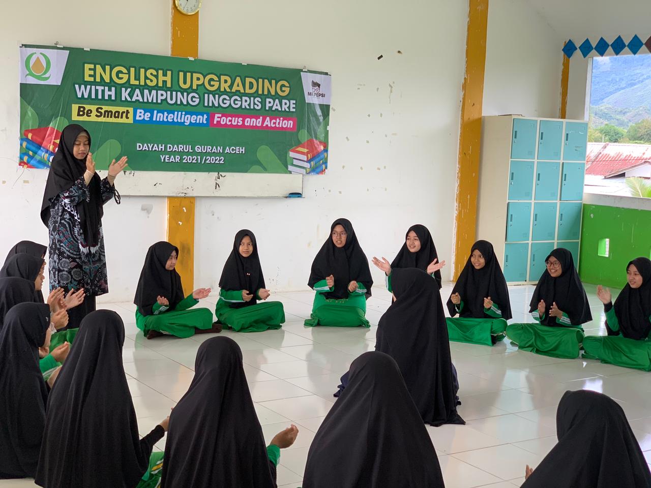 Para santri mengikuti program upgrading bahasa Inggris di Dayah Darul Quran Aceh, Gampong Tumbo Baro, Kecamatan Kuta Malaka, Aceh Besar, Ahad (31/10)