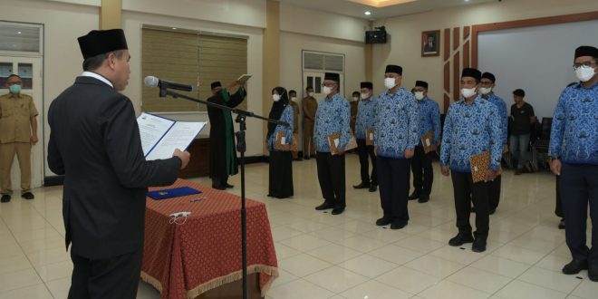 Kepala BKA Abdul Qahar mengambil sumpah dan melantik Pejabat Administrator dan Pejabat Pengawas di lingkungan Pemerintah Aceh, di Aula BKA, Senin (7/2) | INFOACEH.net Kepala BKA Abdul Qahar mengambil sumpah dan melantik Pejabat Administrator dan Pejabat Pengawas di lingkungan Pemerintah Aceh, di Aula BKA, Senin (7/2)