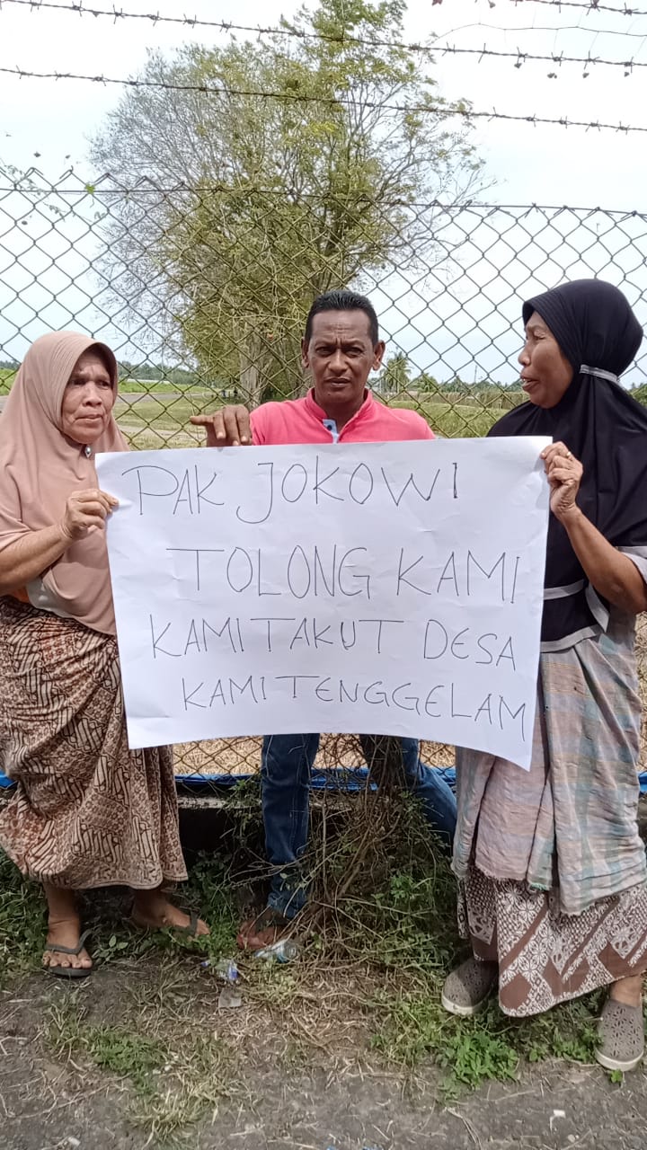 Sejumlah warga yang takut desanya tenggelam, ikut aksi protes di lokasi sumur semburan gas alam, Gampong Teungoh, Kecamatan Syamtalira Aron, Aceh Utara