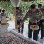 Dirlantas Polda Aceh Kombes Pol Dicky Sondani bersama personel Ditlantas ziarah ke makam pahlawan nasional Laksamana Malahayati di kawasan Krueng Raya, Aceh Besar, Selasa (8/3)