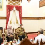 Gubernur Nova Iriansyah menerima kunjungan silaturrahmi Regional CEO BSI Aceh Wisnu Sunandar dan Tim Solid BSI Aceh, di ruang tengah Meuligoe Gubernur Aceh, Rabu (9/3)