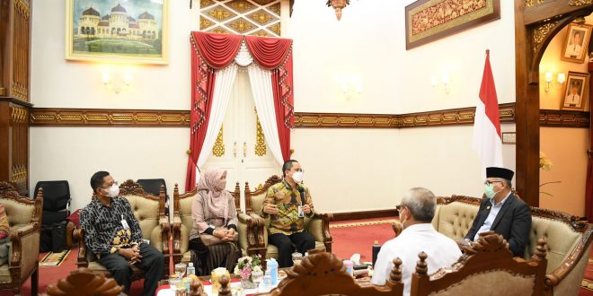 Gubernur Nova Iriansyah menerima kunjungan silaturrahmi Regional CEO BSI Aceh Wisnu Sunandar dan Tim Solid BSI Aceh, di ruang tengah Meuligoe Gubernur Aceh, Rabu (9/3) | INFOACEH.net Gubernur Nova Iriansyah menerima kunjungan silaturrahmi Regional CEO BSI Aceh Wisnu Sunandar dan Tim Solid BSI Aceh, di ruang tengah Meuligoe Gubernur Aceh, Rabu (9/3)