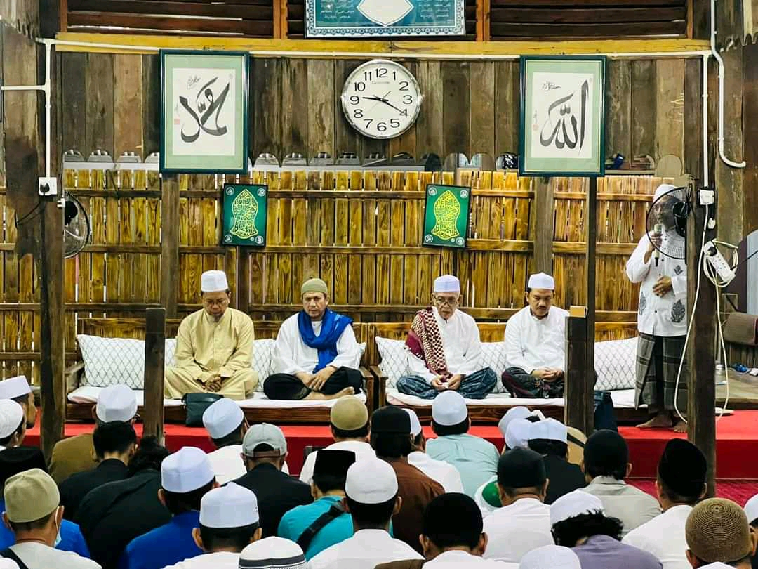 Pendiri sekaligus Pembina Majelis Pengkajian Tauhid Tasawwuf (MPTT) Asean Abuya Syekh H Amran Waly Al Khalidi meresmikan Surau Al Ihsan di Batu Pahat, Johor, Malaysia, Senin (16/5)