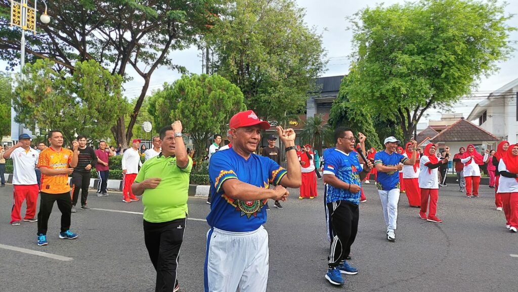 Wali Kota Banda Aceh Aminullah Usman bersama warga tampak antusias mengikuti senam pagi di lokasi Car Free Day, Ahad (12/6)