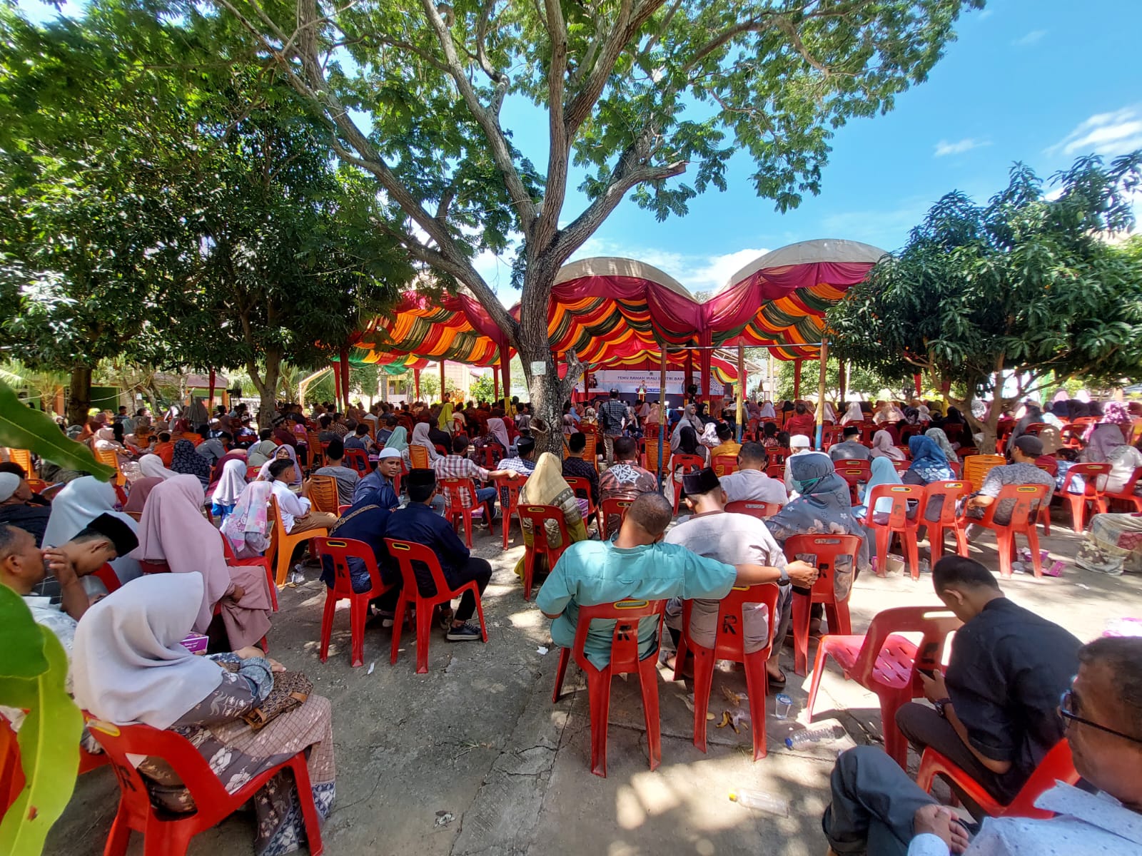Suasana penyambutan santri baru tahun ajaran 2022/2023 Dayah Madrasah Aliyah Ruhul Islam Anak Bangsa (RIAB) di Desa Gue Gajah, Kecamatan Darul Imarah, Aceh Besar, Ahad (17/7/2022)