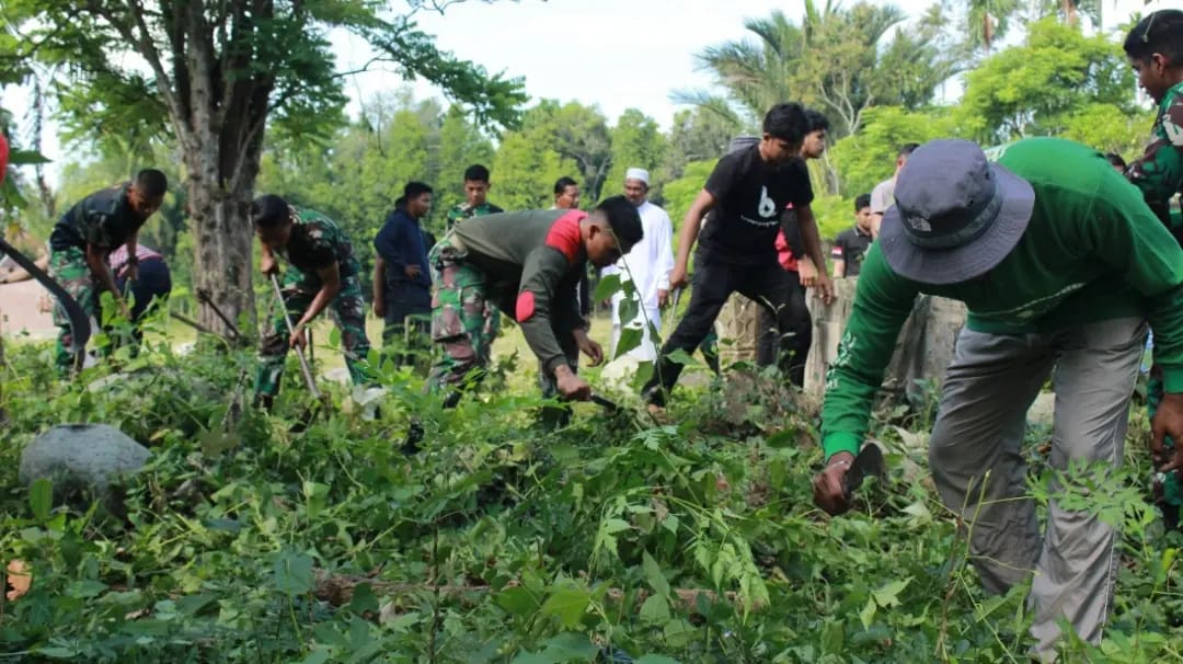 IMG-20220815-WA0062 | INFOACEH.net Prajurit Kodam IM Bersihkan Makam Kuno Abad 18 di Pidie