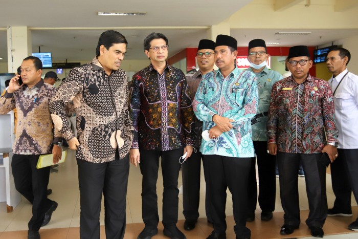 Irjen Kemenag RI Faisal Ali Hasyim saat tiba di Bandara SIM, Kamis (6/10)