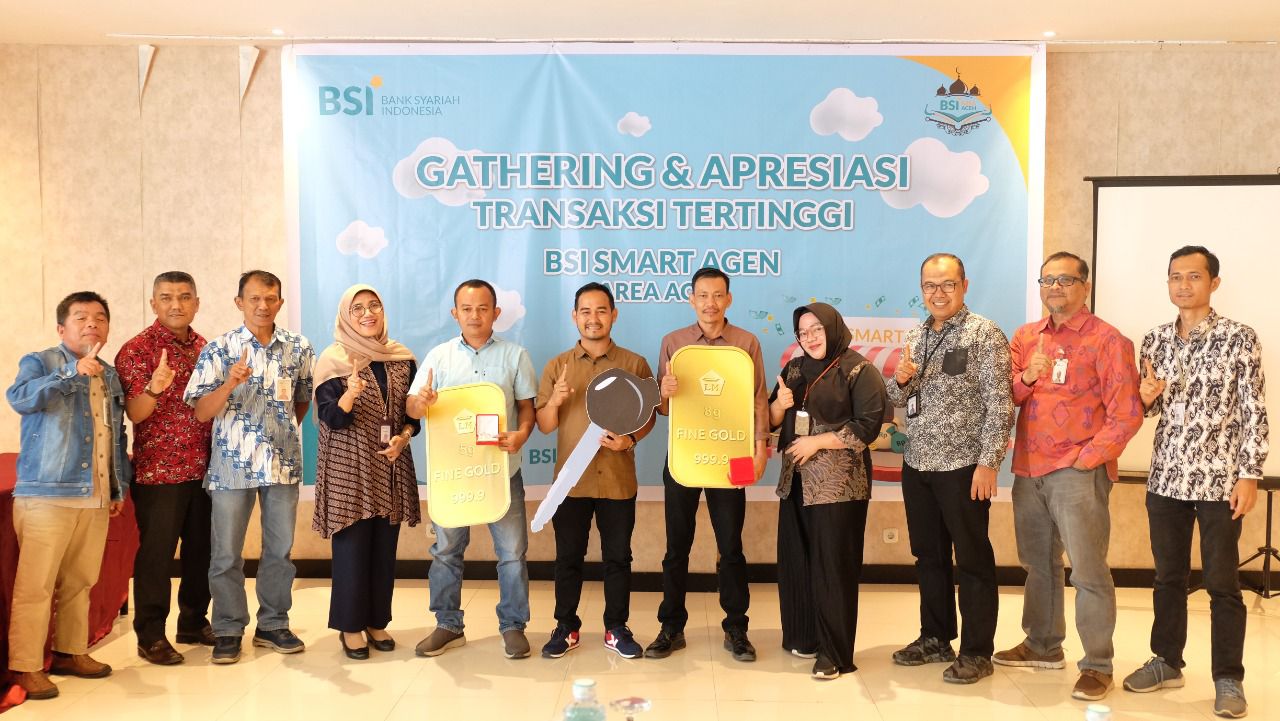 BSI Area Banda Aceh memberikan hadiah kepada agen BSI Smart dengan jumlah transaksi tertinggi
