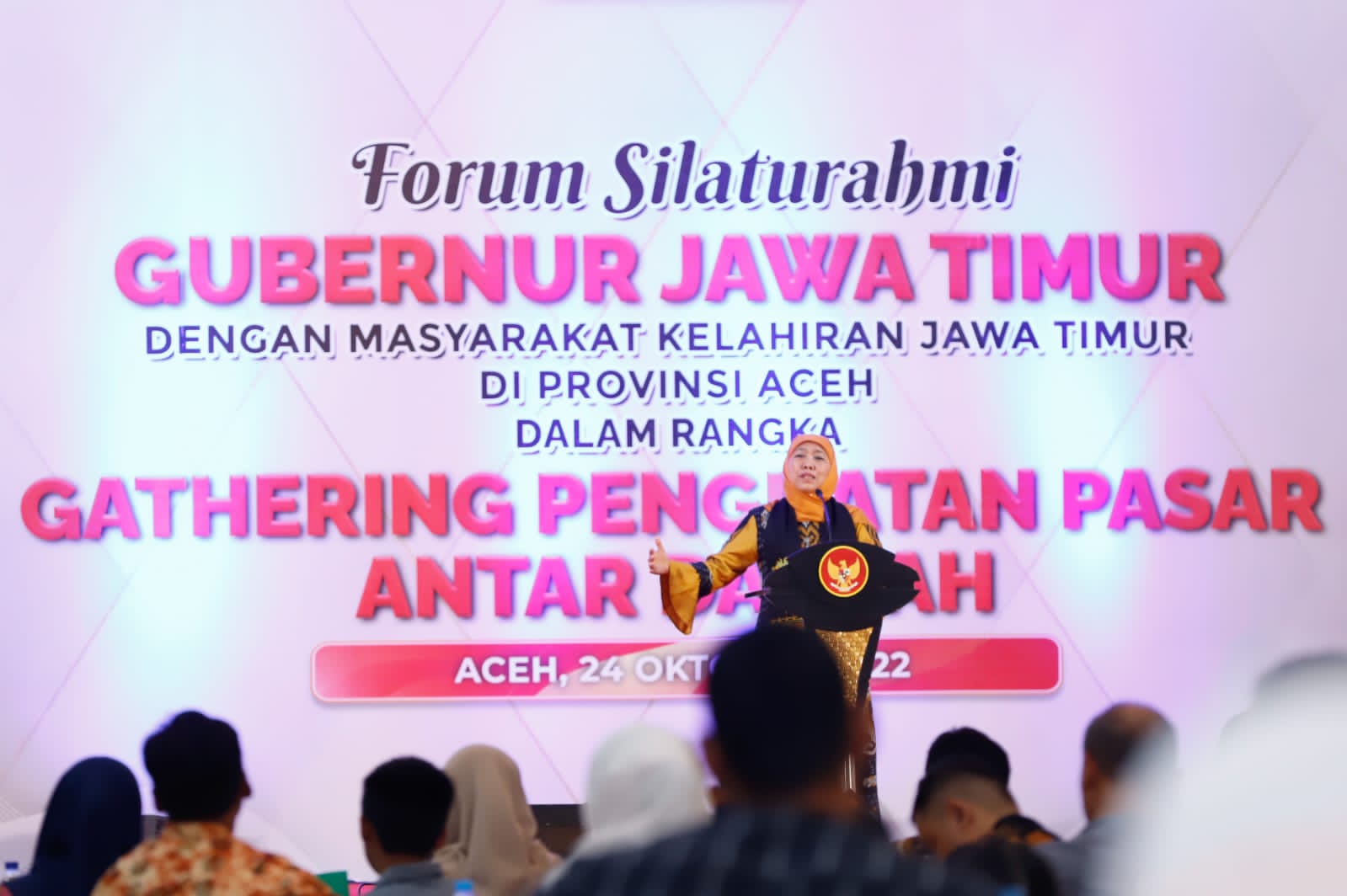 Gubernur Jawa Timur Khofifah Indar Parawansa bersilaturahmi dengan masyarakat kelahiran Jatim di Aceh, pada Senin malam (24/10) di Amel Convention Hall Banda Aceh | INFOACEH.net Gubernur Jawa Timur Khofifah Indar Parawansa bersilaturahmi dengan masyarakat kelahiran Jatim di Aceh, pada Senin malam (24/10) di Amel Convention Hall Banda Aceh