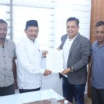 Asisten I Bidang Pemerintahan dan Keistimewaan Sekda Aceh Dr M Jafar menyerahkan SK pengangkatan Ketua Badan Reintegrasi Aceh (BRA) yang baru kepada Suhendri, di Kantor Gubernur Aceh, Jum'at (25/11)