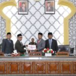 Ketua DPRK Banda Aceh Farid Nyak Umar menerima dokumen Rancangan Qanun APBK Banda Aceh Tahun 2023 yang diserahkan oleh Pj Wali Kota Banda Aceh Bakri Siddiq, pada Senin (31/10)