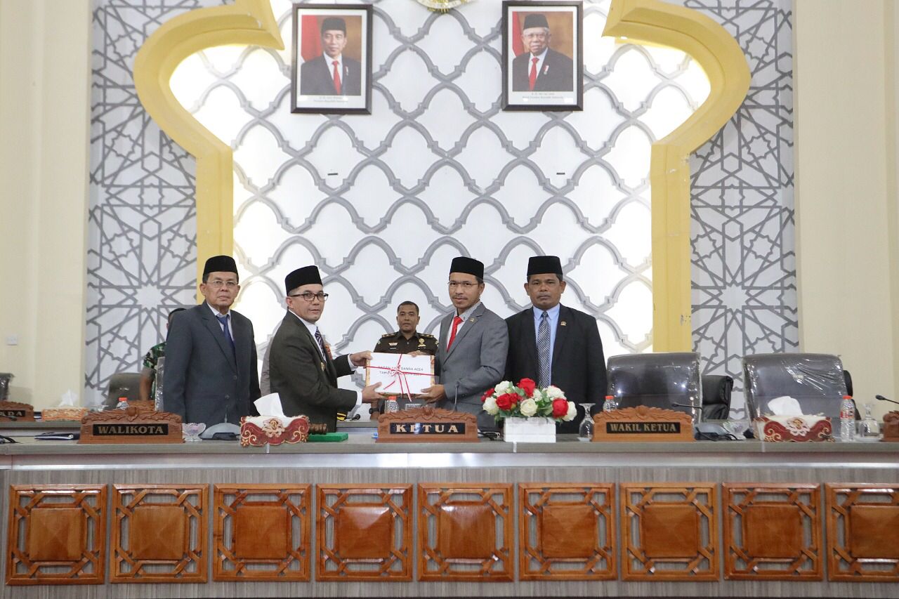 Ketua DPRK Banda Aceh Farid Nyak Umar menerima dokumen Rancangan Qanun APBK Banda Aceh Tahun 2023 yang diserahkan oleh Pj Wali Kota Banda Aceh Bakri Siddiq, pada Senin (31/10) | INFOACEH.net Ketua DPRK Banda Aceh Farid Nyak Umar menerima dokumen Rancangan Qanun APBK Banda Aceh Tahun 2023 yang diserahkan oleh Pj Wali Kota Banda Aceh Bakri Siddiq, pada Senin (31/10)