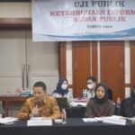 Pj Gubenur Aceh Achmad Marzuki didamping Kepala Diskominsa Aceh Marwan Nusuf menyampaikan presentasi Uji Publik Keterbukaan Informasi Badan Publik 2022 yang diselenggarakan Komisi Informasi Pusat di Redtop Hotel, Jakarta, Selasa (1/11)