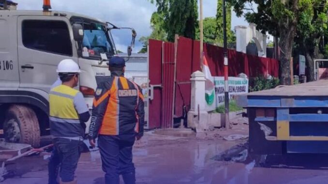 Petugas Dishub Banda Aceh memberikan teguran keras kepada lpelaksana proyek pembangunan dalam wilayah kota karena truk pengangkut material telah mengotori jalan | INFOACEH.net Petugas Dishub Banda Aceh memberikan teguran keras kepada lpelaksana proyek pembangunan dalam wilayah kota karena truk pengangkut material telah mengotori jalan