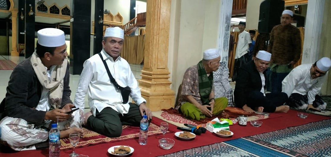 Mantan Gubernur Aceh Irwandi Yusuf datang secara khusus menemui Abuya Syekh Haji Amran Waly Al Khalidi, pada Jum'at malam (4/11) di Dayah Darul Ihsan, Desa Pawoh, Kecamatan Labuhan Haji Aceh Selatan