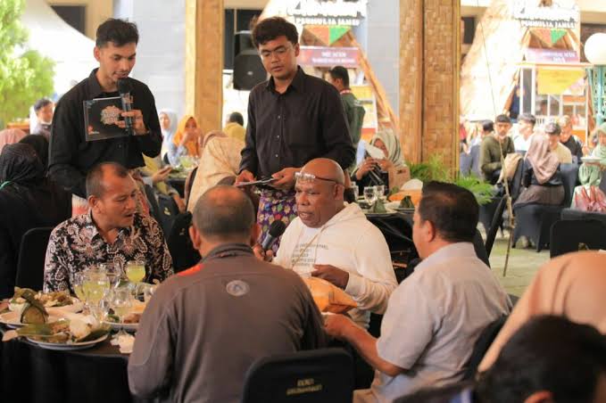 Menjelang malam puncak API Awards 2022 yang berlangsung di Gedung AAC Dayan Dawood Darussalam Banda Aceh, Jum'at malam (25/11), peserta dari luar Aceh sudah tiba di Tanah Rencong | INFOACEH.net Menjelang malam puncak API Awards 2022 yang berlangsung di Gedung AAC Dayan Dawood Darussalam Banda Aceh, Jum'at malam (25/11), peserta dari luar Aceh sudah tiba di Tanah Rencong