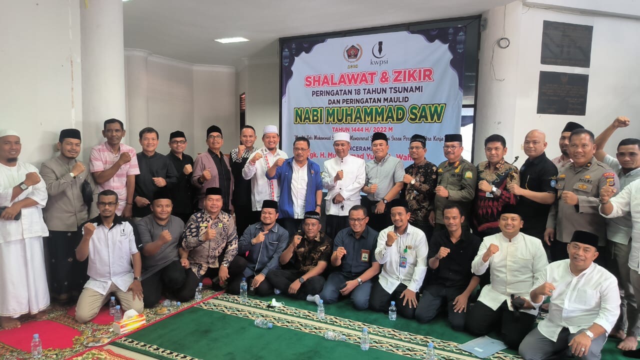 Ustadz Zul Arafah (paling kiri) didampingi Ustadz Masrul Aidi dan Tgk H Muhammad Yusuf A Wahab atau Tu Sop (tengah) foto bersama Pengurus PWI Aceh dan KWPSI serta undangan lainnya pada peringatan maulid Nabi Muhammad SAW di PWI Aceh, Rabu (21/12)