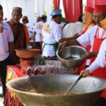 Masyarakat Aceh se-Jabodetabek menggelar Festival Kuliner Aceh dan Lomba Memasak Kuah Beulangong di Kampung Abdi, Sentul, Bogor Jawa Barat, Ahad (15/1)