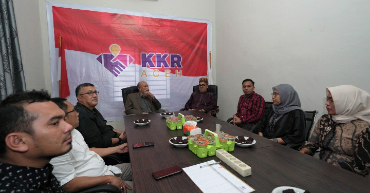 Wali Nanggroe Aceh Malik Mahmud Al Haythar melakukan kunjungan ke Kantor KKR Aceh, di kawasan Kuta Alam, Banda Aceh, Jum'at (17/2)