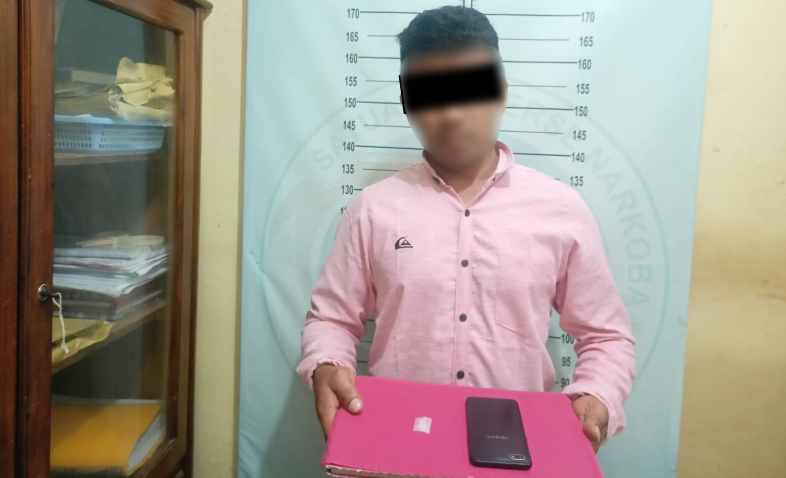 Personel Reskrim Polsek Delima Polres Pidie menangkap pemuda berinisial RH (32) karena menyimpan sabu seberat 0,43 gram di dompetnya