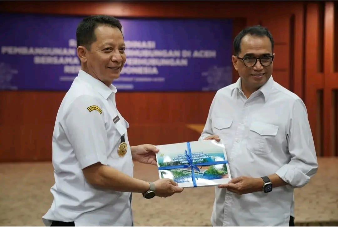 Pj Gubernur Aceh Achmad Marzuki menyerahkan usulan pembangunan sektor transportasi kepada Menhub Budi Karya Sumadi saat mengikuti Rapat Koordinasi Pembangunan Sektor Perhubungan di Aceh Jum'at (3/2) di Gedung Serbaguna Kantor Gubernur Aceh | INFOACEH.net Pj Gubernur Aceh Achmad Marzuki menyerahkan usulan pembangunan sektor transportasi kepada Menhub Budi Karya Sumadi saat mengikuti Rapat Koordinasi Pembangunan Sektor Perhubungan di Aceh Jum'at (3/2) di Gedung Serbaguna Kantor Gubernur Aceh