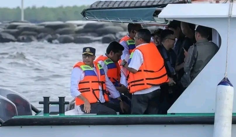 Menteri Perhubungan (Menhub) Budi Karya Sumadi meninjau lokasi pengerukan jalur masuk Pelabuhan Kuala Langsa, Rabu, 8 Februari 2023