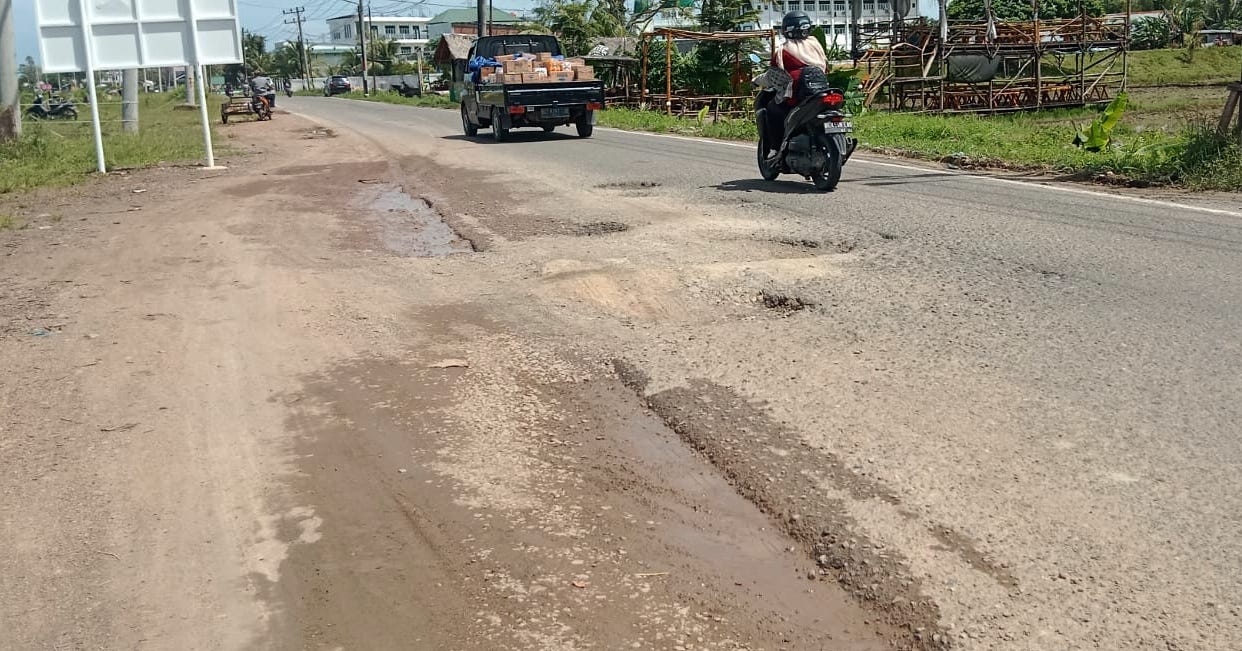 Jalan berlubang lintas Bakoy-Cot Irie, Kabupaten Aceh Besar bahayakan pengendara