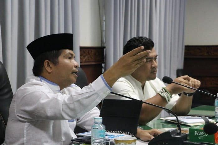 Ketua MPU Aceh Tgk H Faisal Ali memberikan nasihat dan pesan kepada Kadisbudpar Aceh Almuniza Kamal dan timnya saat melakukan kunjungan silaturrahim ke MPU Aceh terkait pelaksanaan PKA ke-8, Jum'at (10/2)