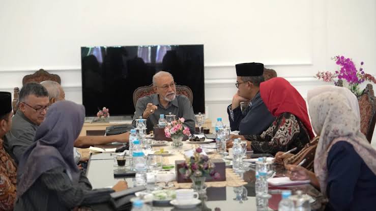 Komisioner KKR Aceh saat menyampaikan laporan temuan pelanggaran HAM yang terjadi di masa lalu kepada Wali Nanggroe Aceh Malik Mahmud Al Haythar, Selasa (14/2)