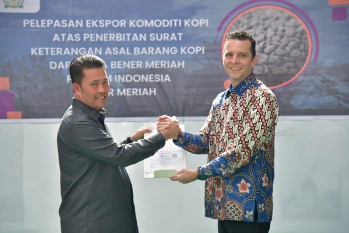 Pj Bupati Bener Meriah Haili Yoga menyerahkan Surat Keterangan Asal (SKA) kopi Arabika Gayo kepada General Manager PT Olam Indonesia Jose Henao pada pelepasan eskpor di Gudang PT Olam Indonesia, Pondok Baru, Kecamatan Bandar, Bener Meriah, Selasa (21/2)